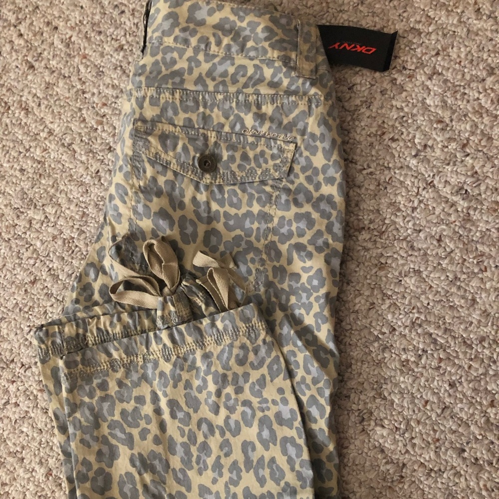 ♥️SaleNWT DKNY Active Capri’s. Beautiful Camo in Perfect Condition. Adjusts